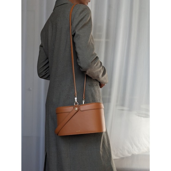 Italian Leather Tan Picnic Bag | Ora Era OS - Picture 2 of 9